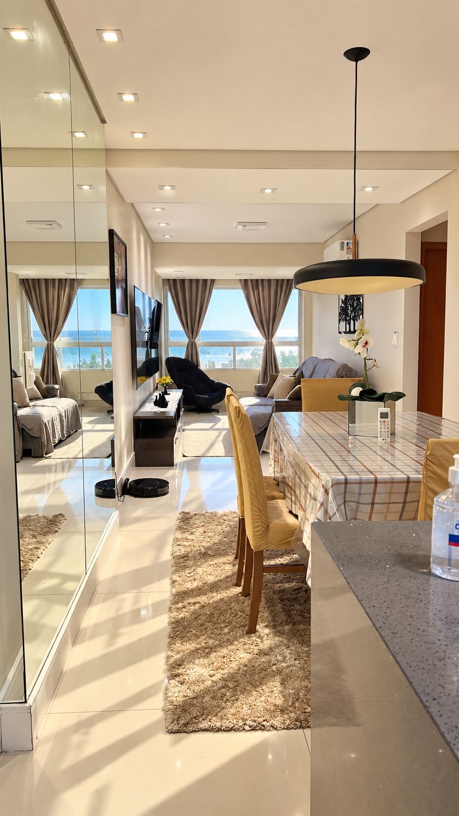 Sala e área de jantar reais com vista para o mar.